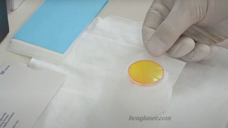 thau-king-hoi-tu-may-laser-co2-chat-luong-cao